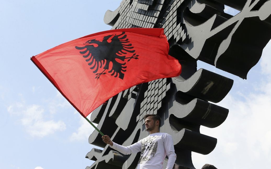 В Албанії на військовому заводі затримали пару росіян та українця