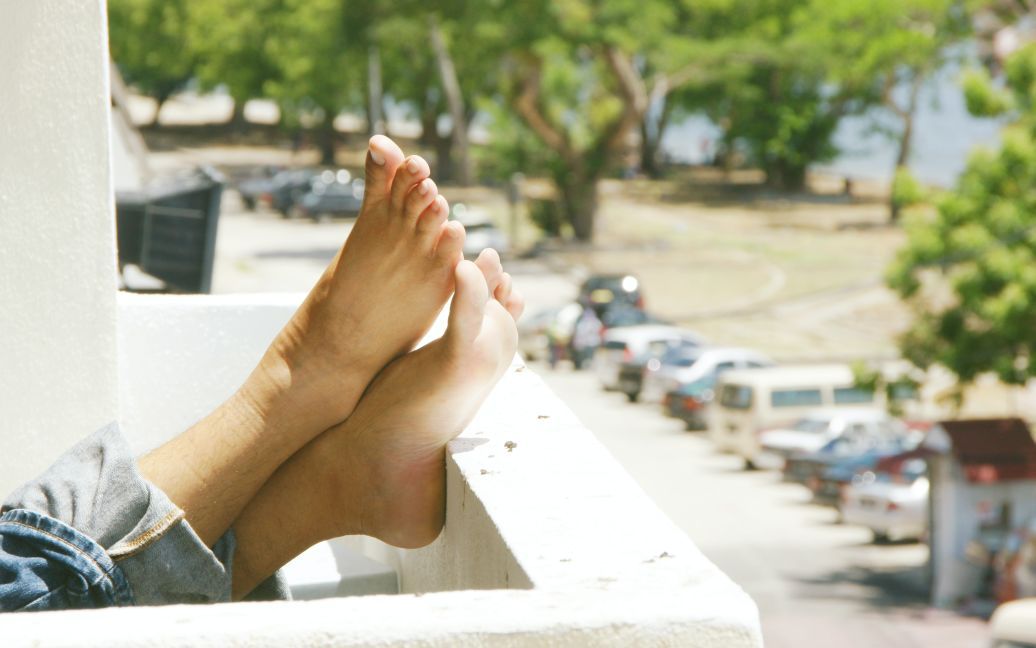 Чому набрякають ноги влітку та що потрібно робити: поради лікарки
