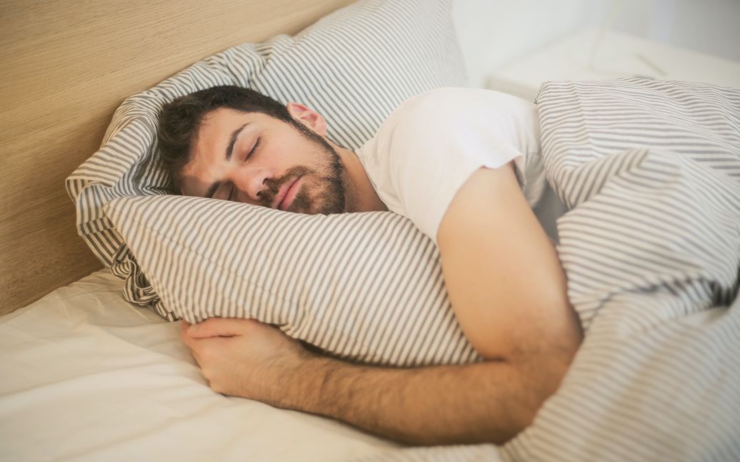 Як нестача та надлишок сну впливають на людський організм: пояснення нутриціологині
