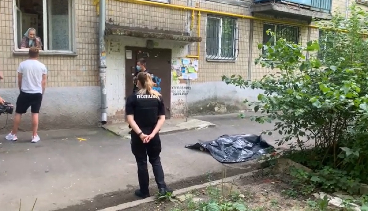 У Києві випав з балкона і розбився на смерть чоловік (відео)​
