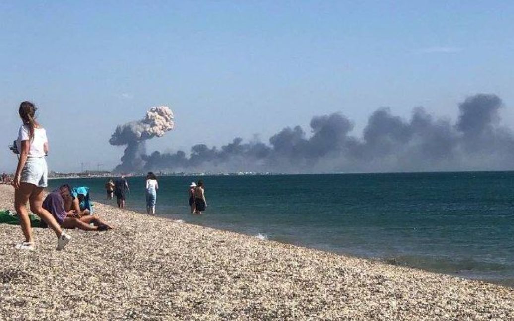 Потужні вибухи на головному військовому аеродромі Криму: окупанти заявили про евакуацію населення