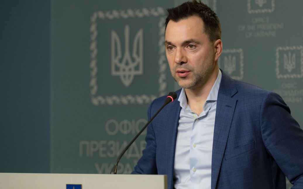 “Стратегічний глухий кут”: Арестович повідомив, що окупанти на фронті просуваються у зворотний бік (мапа)