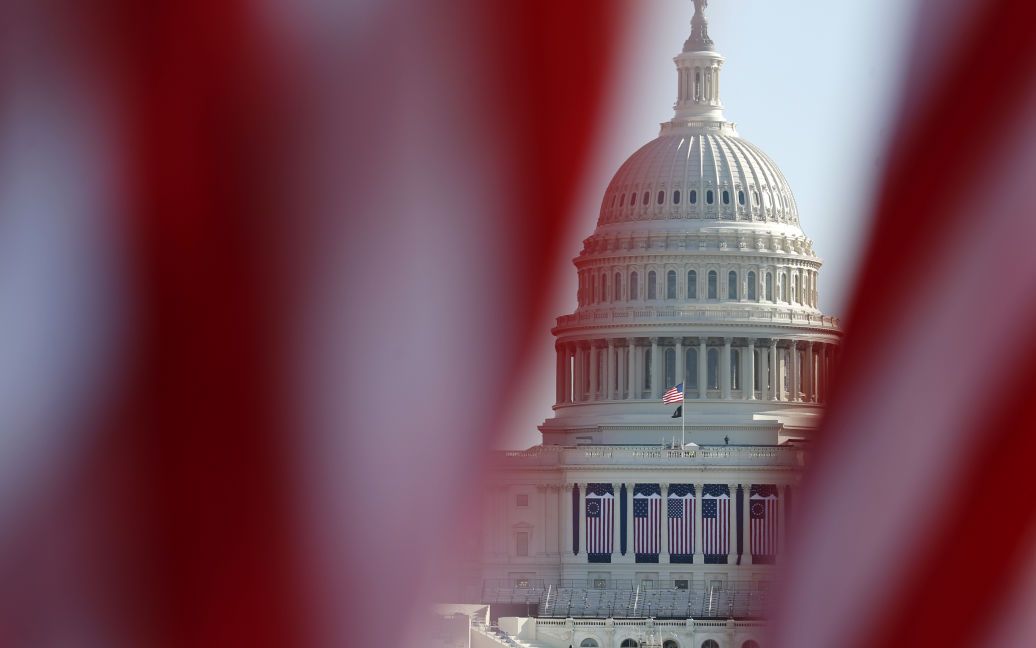 У США чоловік на авто протаранив загородження біля Капітолію та застрелився