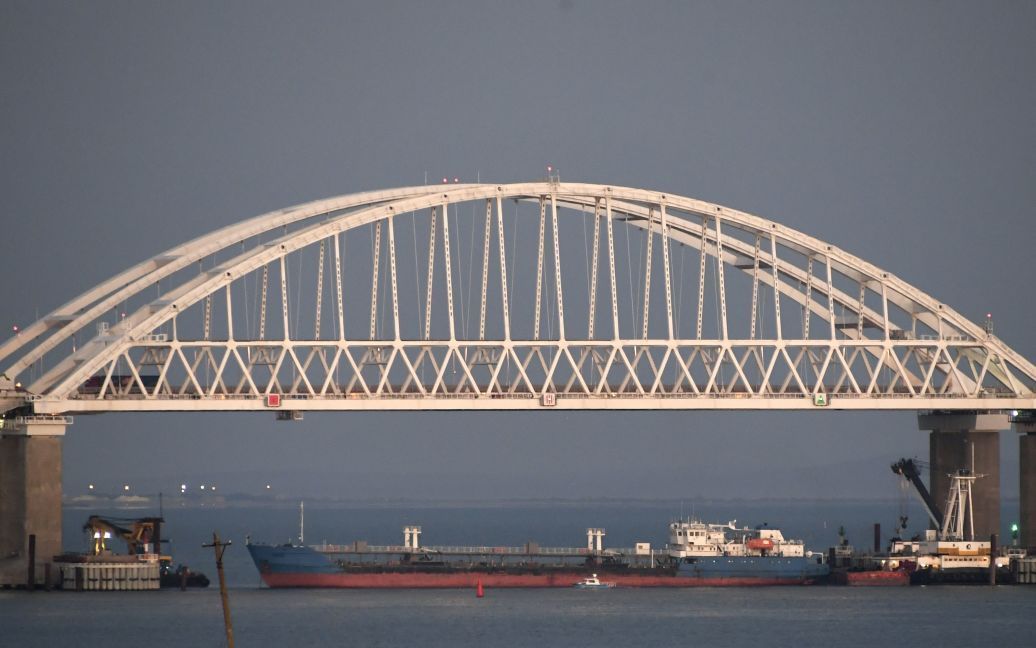 “Влада” тікає з Криму до Росії, а для всіх решти на ніч повністю закрили Керченський міст