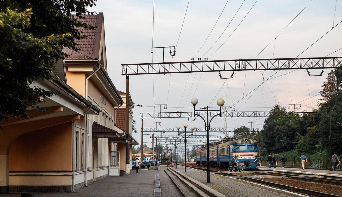 У Львові пасажирський поїзд на смерть збив двох людей