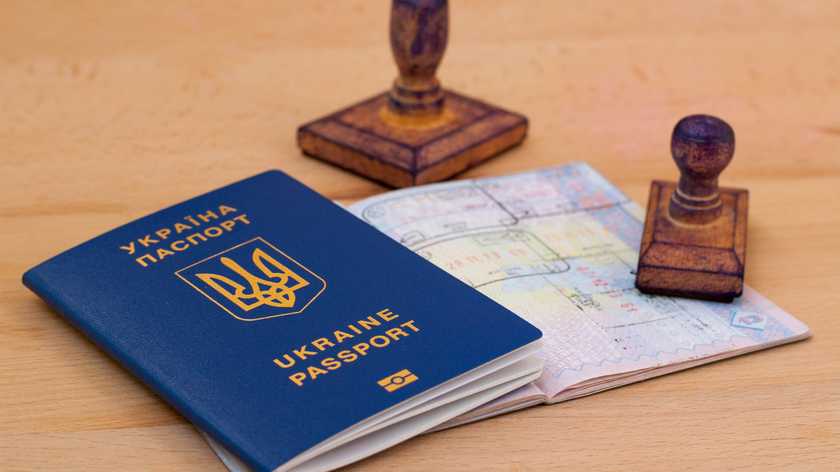 Як отримати ID-картку або закордонний паспорт під час війни: терміни, вартість та інші нюанси
