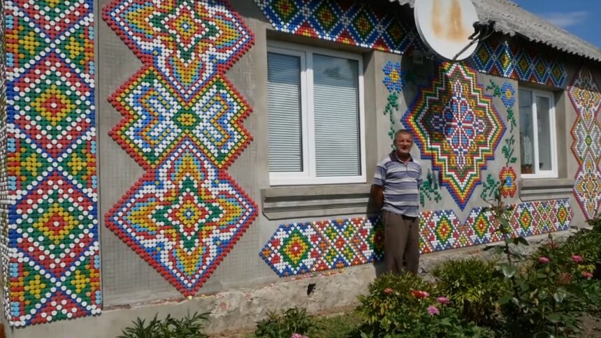 МЕШКАНЕЦЬ ВОЛИНІ «ПРИКРАСИВ» СВІЙ БУДИНОК ВИШИВАНКОЮ ЗА ДОПОМОГОЮ ПЛАСТИКОВИХ КРИШЕЧОК (ВІДЕО)
