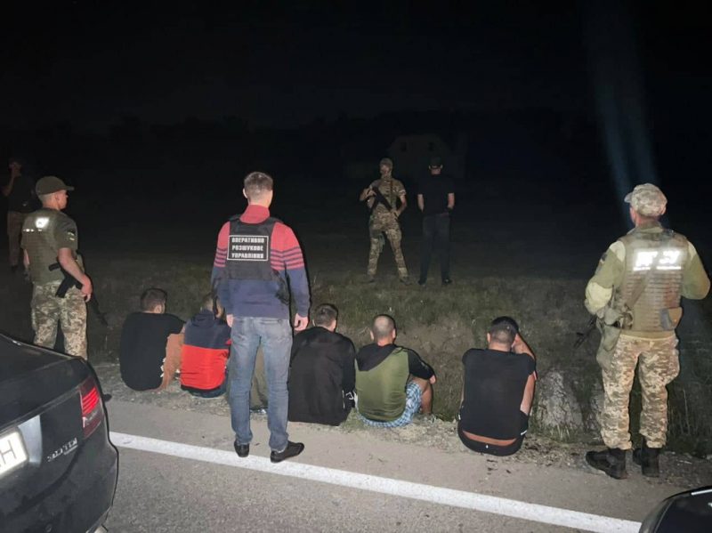 На Закарпатті жінка намагалася переправити через кордон шістьох чоловіків. ФОТО