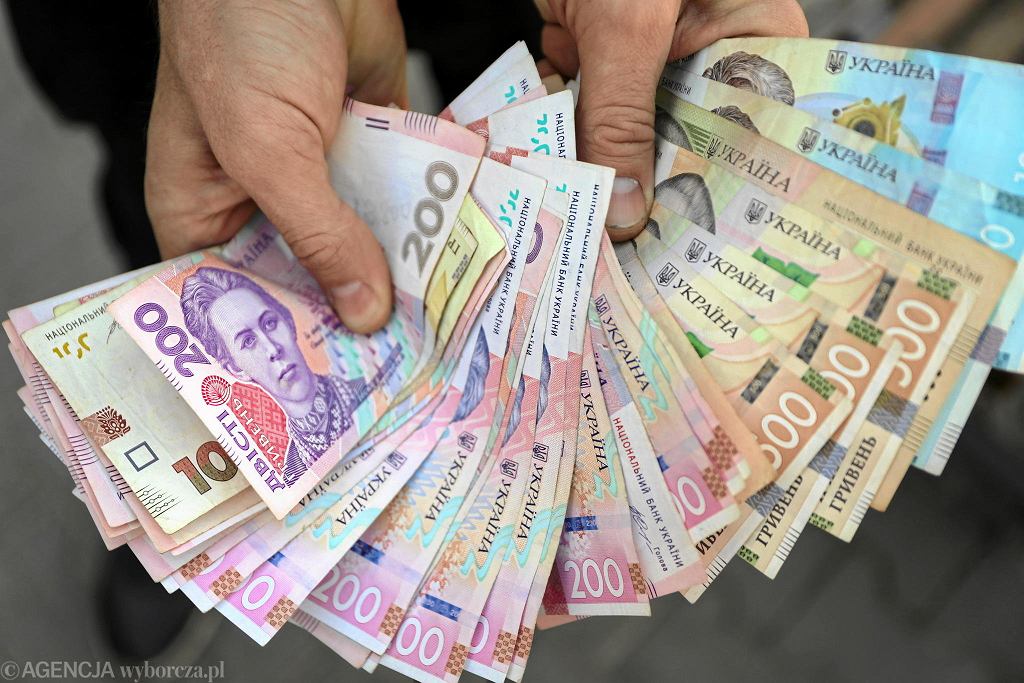 Дослідники порівняли зарплати у Польщі та в Україні: прибиральниця заробляє втричі більше