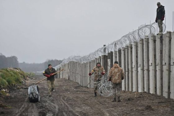 Залізобетонний паркан з колючим дротом: Україна будує стіну на кордоні з Білоруссю (ФОТО)