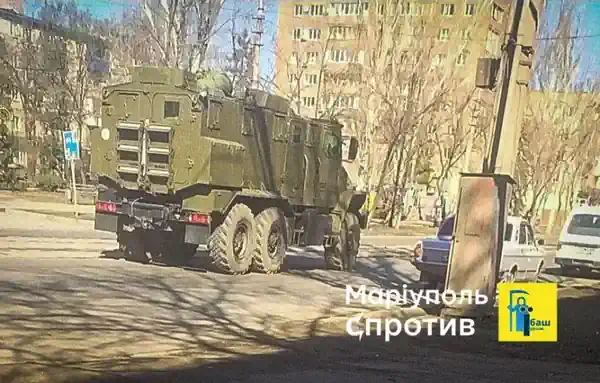 Андрющенко: Росіяни змінили тактику переміщення колон в Маріуполі