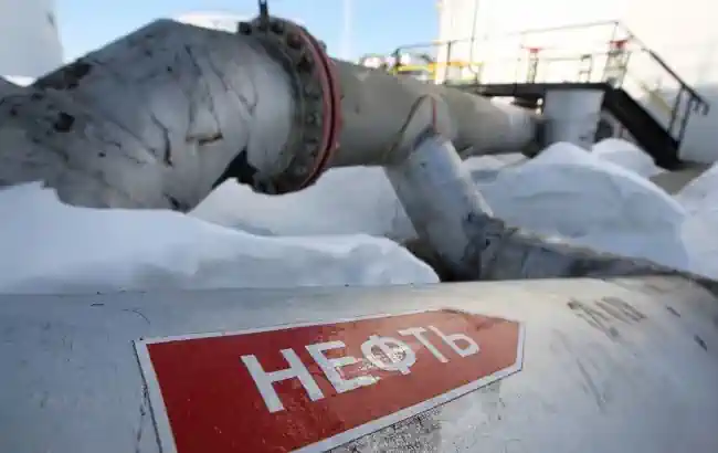 Доходи Росії від нафти і газу впали майже вдвічі