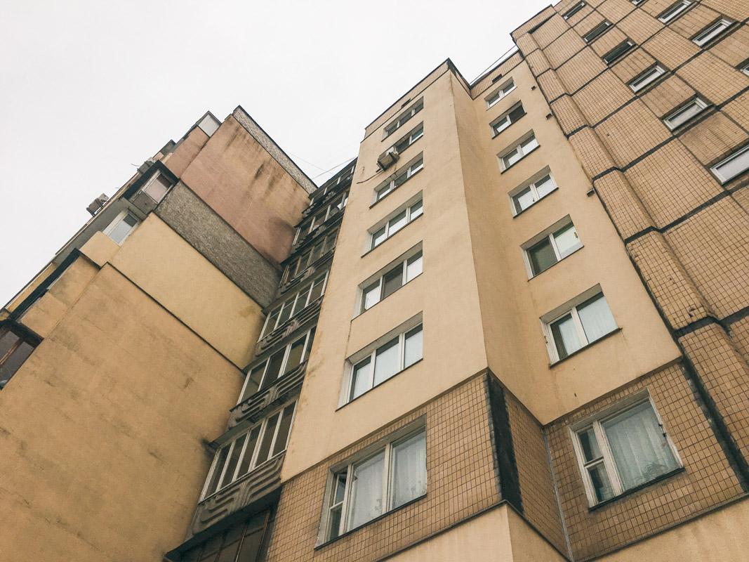Пара випала з 14-го поверху житлового будинку