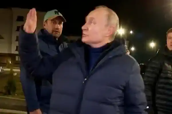 "Зйомки завершено! Всі на вихід!": мешканців будинку в окупованому Маріуполі, куди приїздив Путін, виселяють