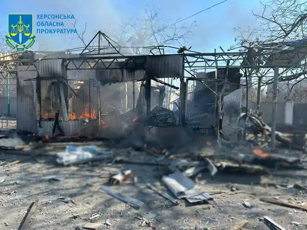 Російські окупанти зранку обстріляли Херсон: потрапили в зупинку транспорту, троє загиблих