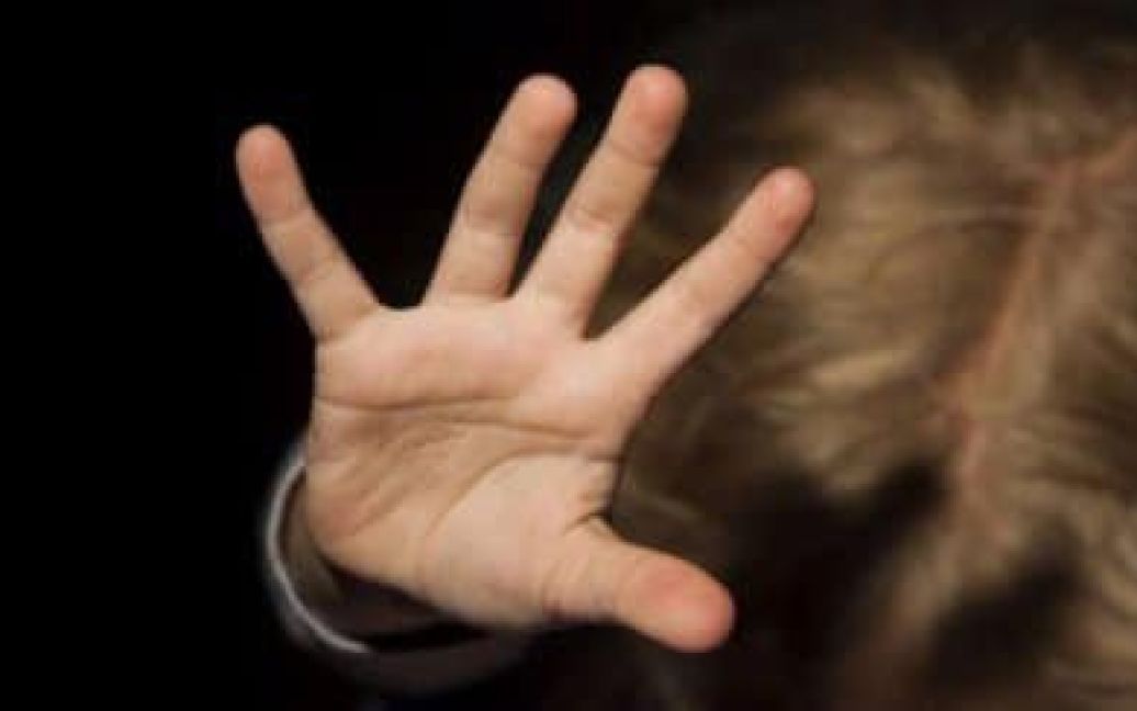 10-річний хлопчик зізнався мамі, що він гей: жінка з бойфрендом по-звірячому з нього знущалися