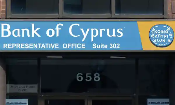Найбільший банк Кіпру масово закриває рахунки росіянам
