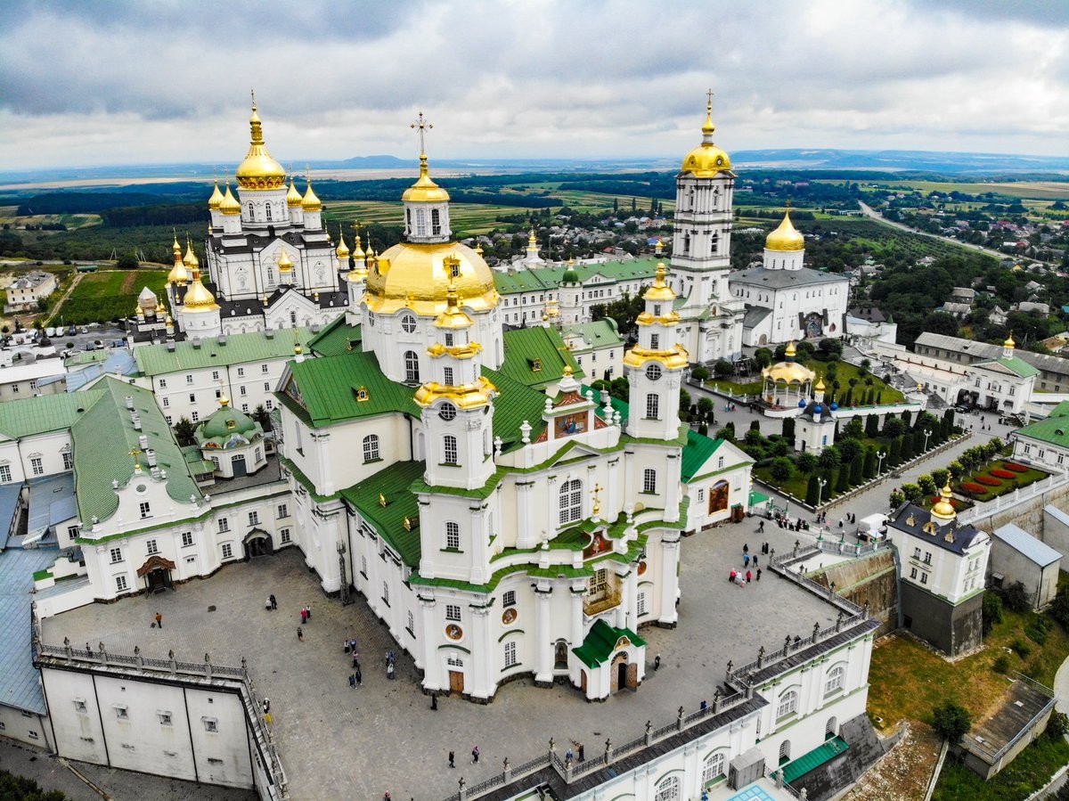 “Це наш правитель”: у Почаївській лаврі люблять Путіна та заперечують війну проти України