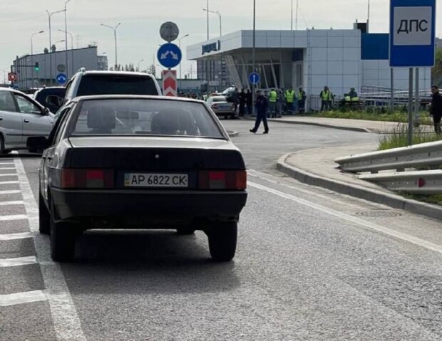 Після “бавовни”: перелякані орки закрили Кримський міст, машини розвертають – кадри