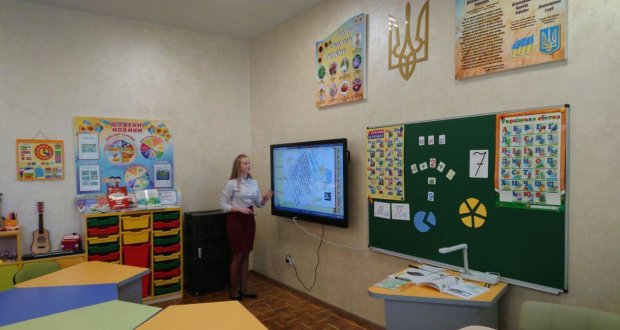 Українських школярів почнуть навчати двома мовами: у МОН розповіли про нововведення
