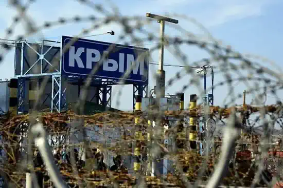В окупованому Криму повідомляють про потужні вибухи. Рух Керченським мостом перекрито
