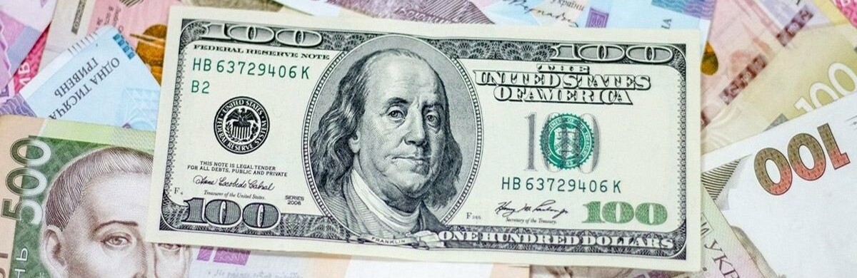 “Долар несамовито дорожчає, курс валют рушив до фіналу”: чи українці ще встигають в обмінники, щоб врятувати гроші?