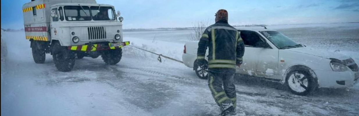 Негода вже забрала життя кількох українців: потужні снігопади продовжують накривати Україну