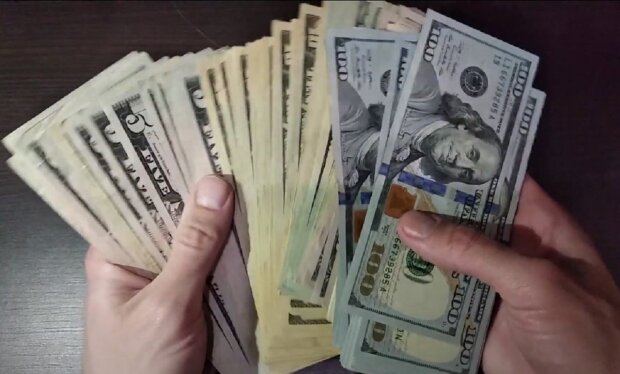 Доларова істерика продовжується: банки та обмінки різко змінили курс валют на середу, 20 грудня
