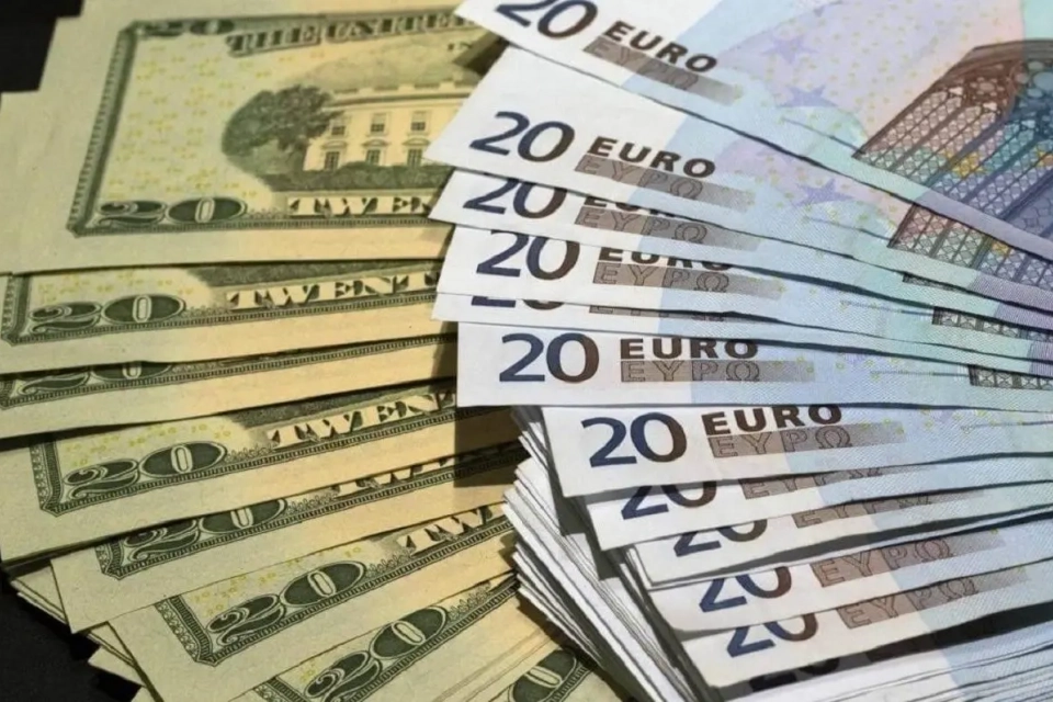 Божевільні гойдалки курсу валюти: експерти дали цінні поради, що робити пересічним людям, аби не втратити зароблене