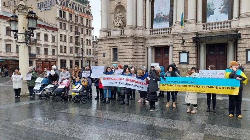 “Добровольці – не раби”: у Тернополі, Львові та Івано-Франківську відбулися мітинги за демобілізацію