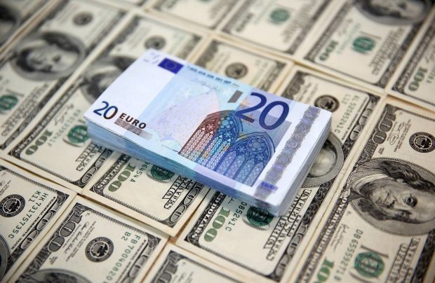Долар знову психанув: банки та обмінки змінили курс валют