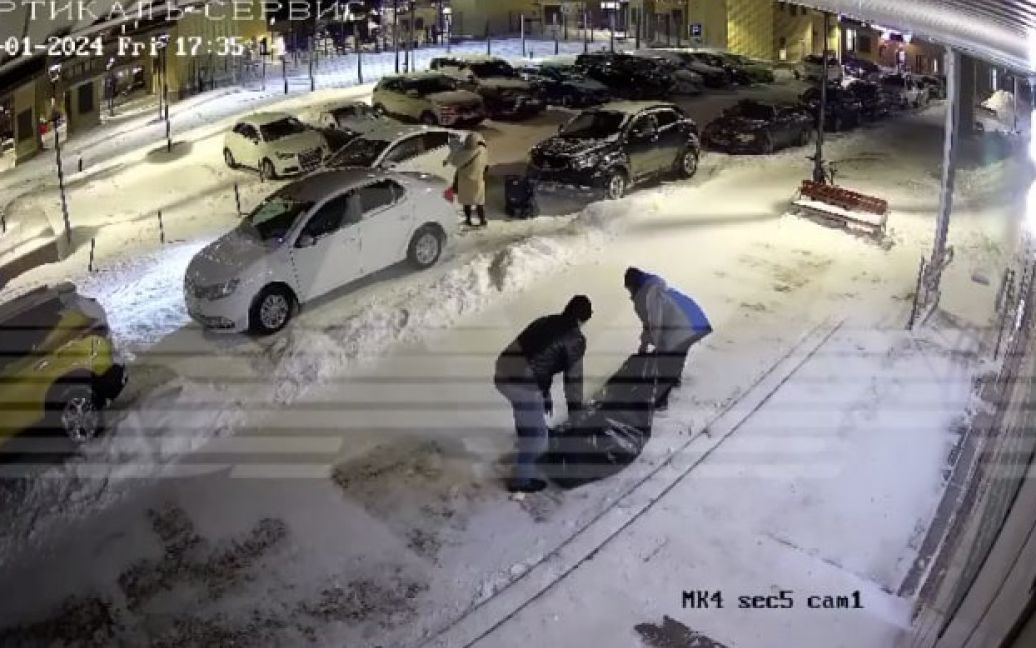 Похоронники волочили труп по асфальту через двір житлового будинку (відео)
