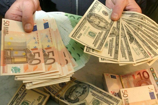 У долара відмовили гальма: банки та обмінки різко змінили курс валют – як раніше вже не буде