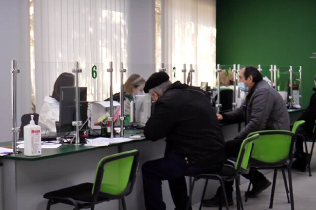У пенсіонерів стрес: у ПФУ змушують відкривати віртуальні картки — що це і як зробити
