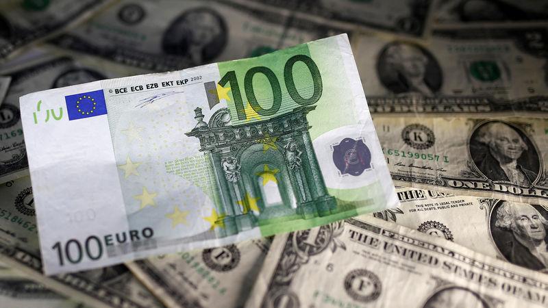 Валюта внесла свої корективи гривня хитнула на дно, долар летить до фіналу. Свідчать дані, час бігти українцям в обмінники