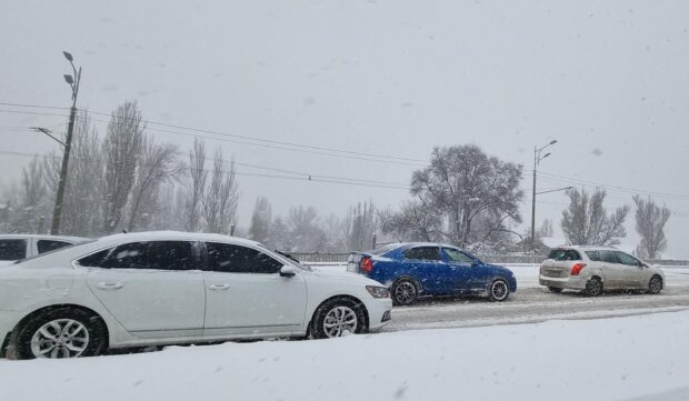 Засніжене авто штраф у 1800 грн. Сніг і лід прирівняли до незакріплених вантажів – отак тепер