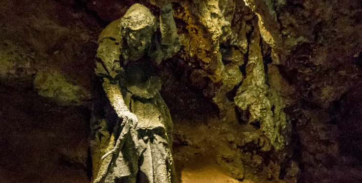 Британська Баба Ванга: жінка з похмурої печери зробила три важливі передбачення (фото)