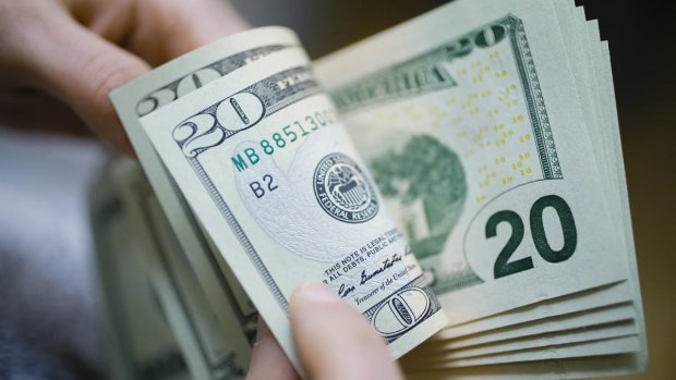 Долар продовжує падати – де ж буде «стоп»: банки і обмінки знову змінили курс