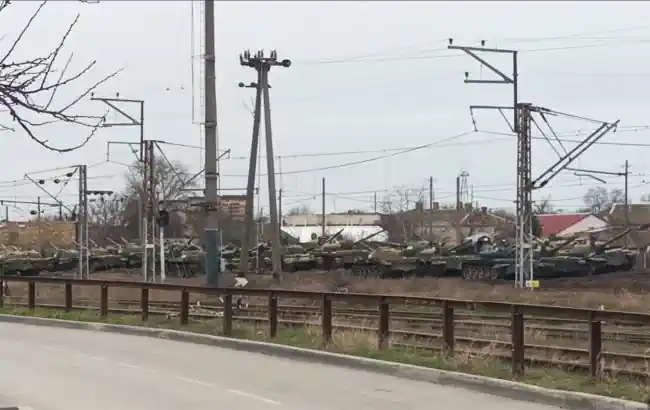 Партизани "АТЕШ" зафіксували велику кількість танків РФ у Євпаторії (відео)