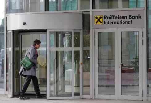 FT: США мають відключити російське відділення Raiffeisen від SWIFT