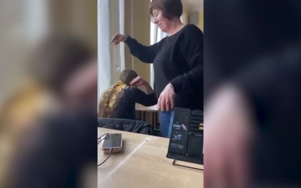 Вчителька висипала пачку снеків на голову учениці: як відреагувала Мережа (відео)