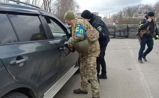 Блокувати зарплатні картки та мобільний зв’язок: у ТЦК повідомили, як “поліпшити” мобілізацію
