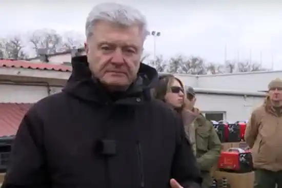 Порошенко: Дії влади гальмують нашу допомогу для фронту
