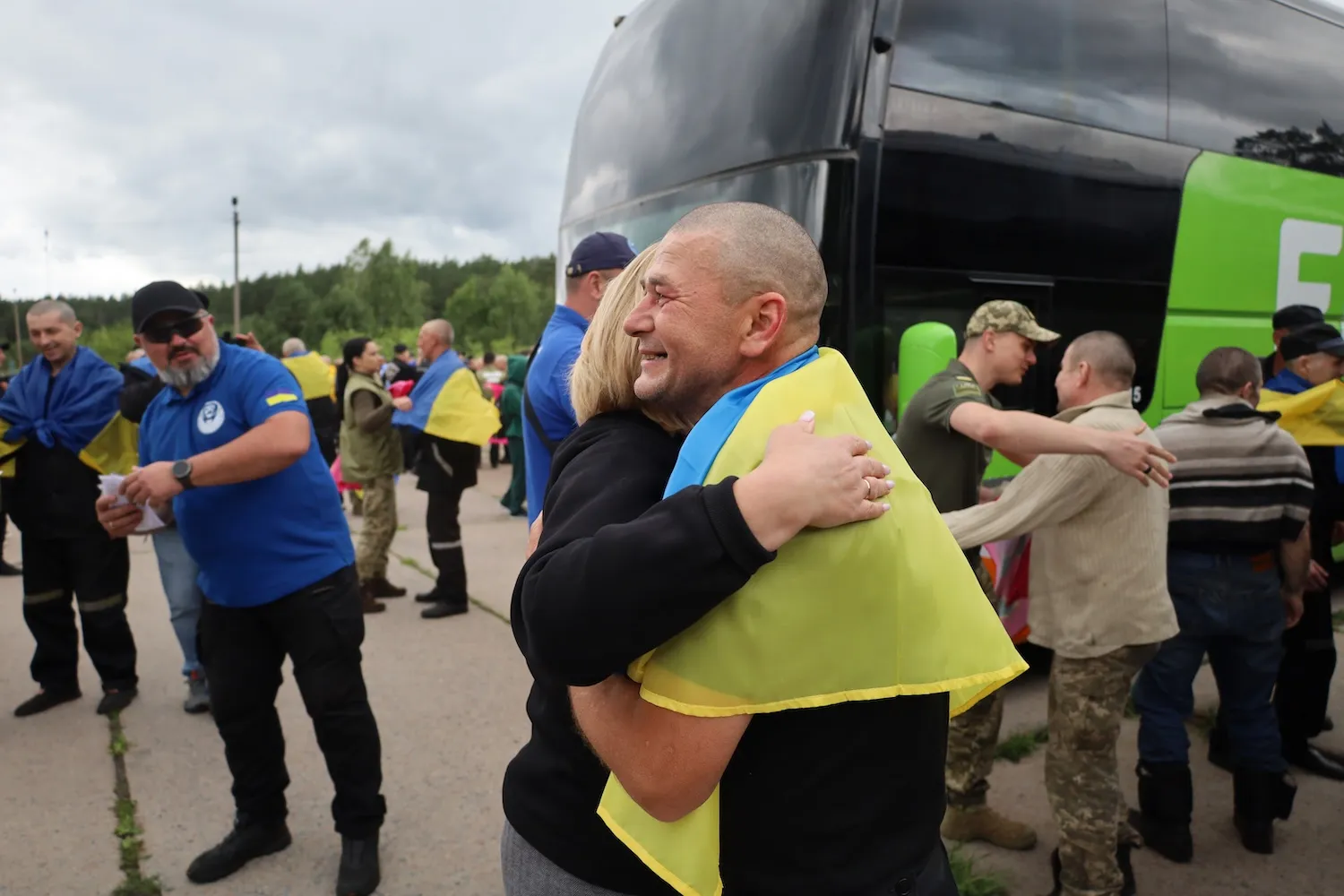 Цієї миті очікує кожна українська сімʼя, чиї рідні опинилися у полоні. На жаль Росія використовує обмін для маніпуляцій, а інколи й справжнього інформаційного терору. Цієї миті очікує кожна українська сімʼя, чиї рідні опинилися у полоні. На жаль Росія використовує обмін для маніпуляцій, а інколи й справжнього інформаційного терору.